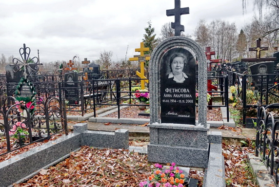 Высокий гранитный памятник-арка с православным крестом